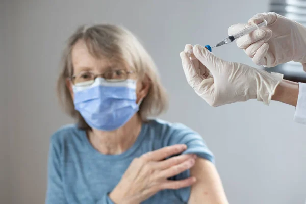 Une Femme Âgée Recevant Vaccin Contre Coronavirus — Photo