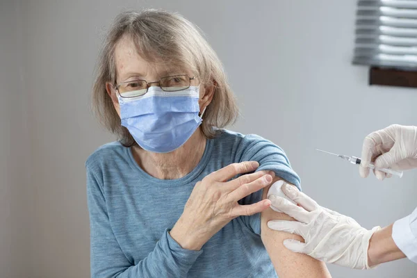 Oudere Vrouw Die Een Coronavirusvaccin Krijgt — Stockfoto