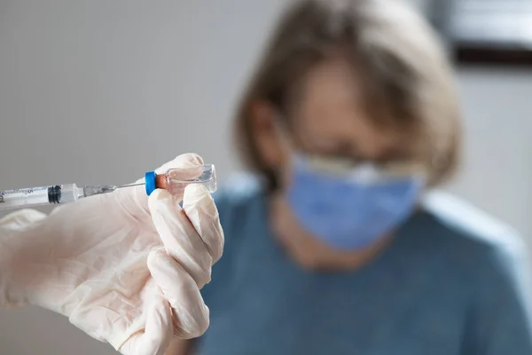 Starsza Kobieta Otrzymująca Szczepionkę Przeciw Koronawirusowi — Zdjęcie stockowe