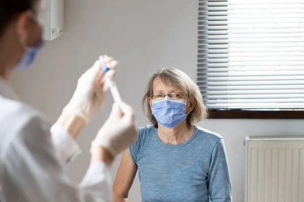 Oudere Vrouw Die Een Coronavirusvaccin Krijgt — Stockfoto