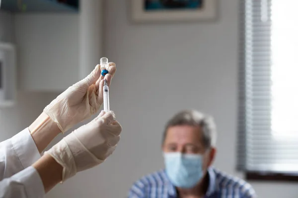 Äldre Man Som Får Coronavirus Vaccin — Stockfoto