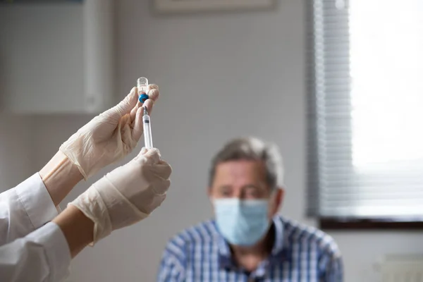 Oudere Man Die Een Coronavirusvaccin Krijgt — Stockfoto