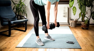 Evde egzersiz yapan bir kadın.