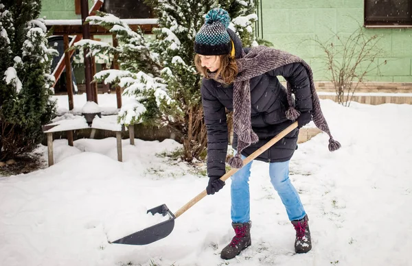 Donna Con Pala Pulizia Neve Pala Invernale Rimuovere Neve Dopo — Foto Stock