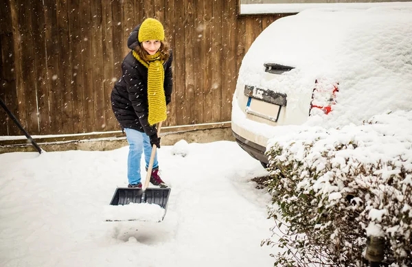 Kvinne Med Skuffe Som Rengjør Snø Vinterspade Fjerning Snø Etter – stockfoto