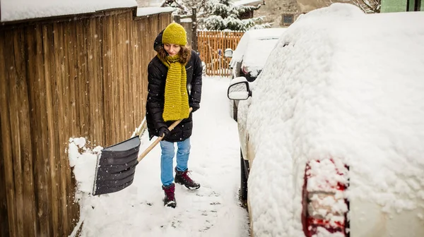 Kobieta Łopatą Czyszczącą Śnieg Zimowa Łopata Usuwanie Śniegu Śnieżycy — Zdjęcie stockowe