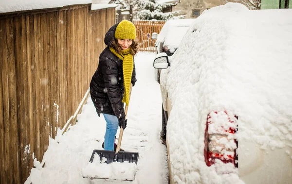 Kobieta Łopatą Czyszczącą Śnieg Zimowa Łopata Usuwanie Śniegu Śnieżycy — Zdjęcie stockowe
