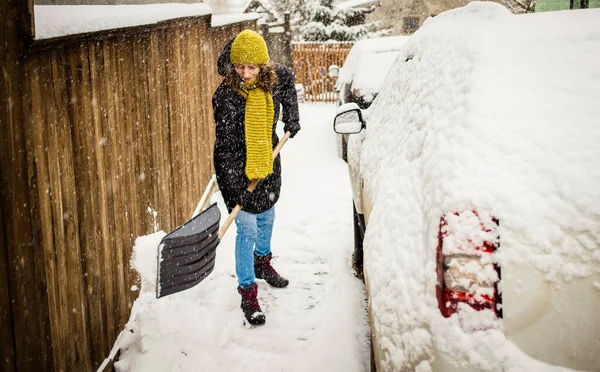 Kvinne Med Skuffe Som Rengjør Snø Vinterspade Fjerning Snø Etter – stockfoto