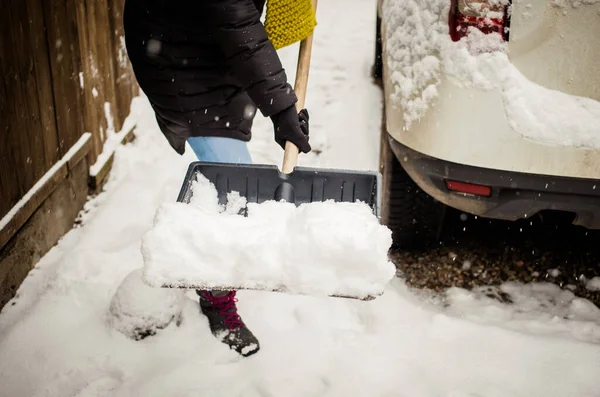 Kvinne Med Skuffe Som Rengjør Snø Vinterspade Fjerning Snø Etter – stockfoto