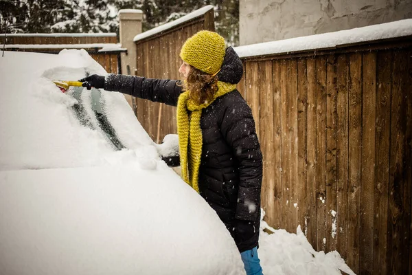 Woman Cleaning Snow Car Blizzard — Stock Photo, Image