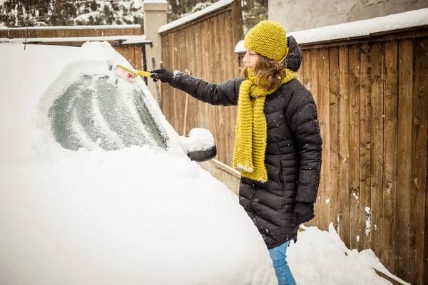 Kvinna Rengöring Snö Från Bilen Efter Snöstorm — Stockfoto