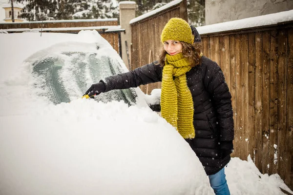 Kobieta Sprzątanie Śniegu Samochodu Zamieci Śnieżnej — Zdjęcie stockowe
