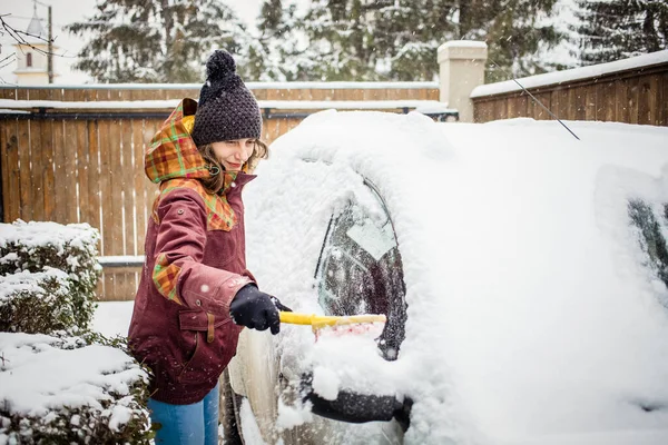 Kvinna Rengöring Snö Från Bilen Efter Snöstorm — Stockfoto