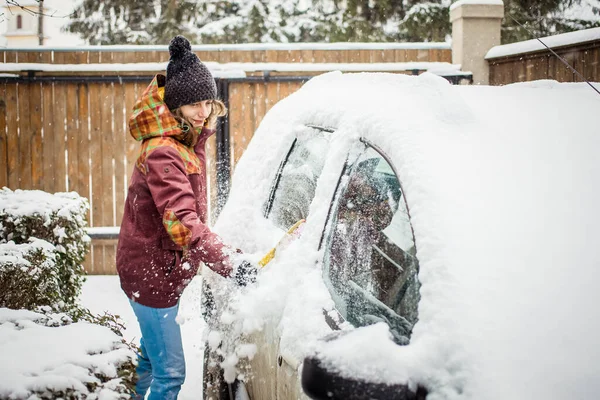 Kobieta Sprzątanie Śniegu Samochodu Zamieci Śnieżnej — Zdjęcie stockowe