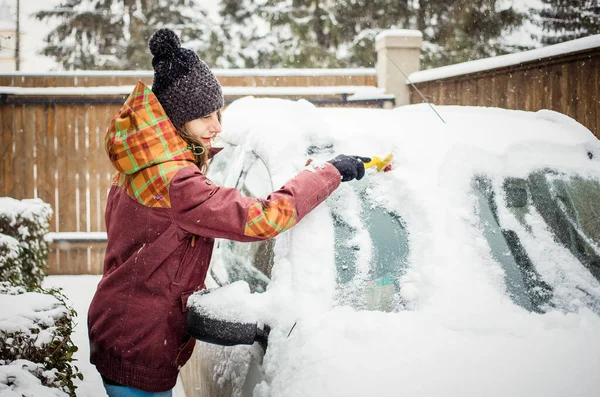 Kvinna Rengöring Snö Från Bilen Efter Snöstorm — Stockfoto