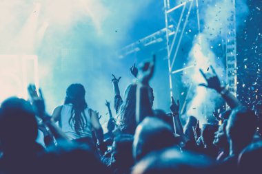 Konserde tezahürat yapan kalabalık - müzik festivali