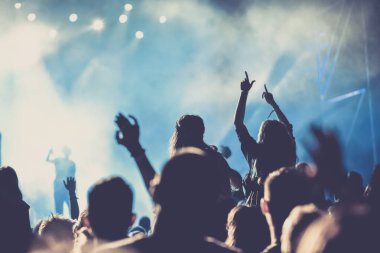 Konserde tezahürat yapan kalabalık - müzik festivali