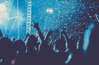 Konserde alkış tutan kalabalık ve düşen konfeti - müzik festivali