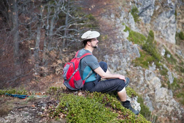 Мужчина Турист Сидящий Вершине Горы Любуясь Видом — стоковое фото