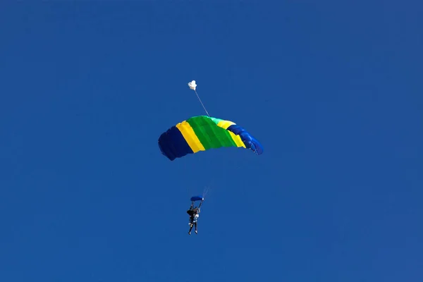 Parachutisme Contre Ciel Bleu Concept Liberté Adrénaline — Photo