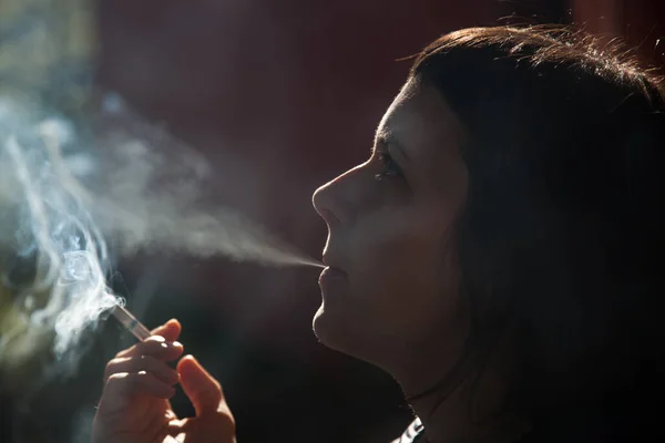 Donna Che Fuma Una Sigaretta Campagna Contro Fumo — Foto Stock