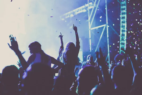 Веселий Натовп Піднятими Руками Концерті Музичний Фестиваль — стокове фото