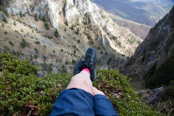 Ženské Nohy Turistických Botách Sedí Vrcholu Hory — Stock fotografie