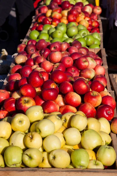 Frische Reife Äpfel Auf Dem Markt — Stockfoto