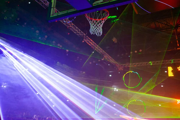 Aro de baloncesto en luces de neón rojas - día del juego — Foto de Stock