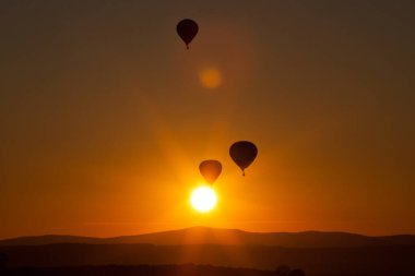 Günbatımında sıcak hava balonları - özgürlük ve macera konsepti