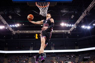 Smaç sırasında basketbolcunun bulanık görüntüsü