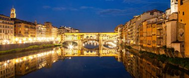 Ponte Vecchio Akşamları Arno nehri üzerinde, Floransa, İtalya