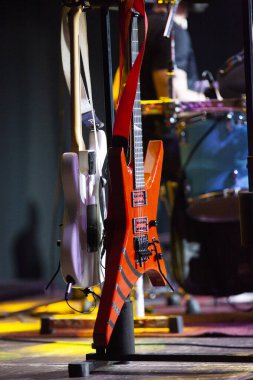 Sahne ışıklarında retro gitarlar