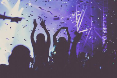 Konserde alkış tutan kalabalık ve düşen konfeti - müzik festivali