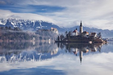 Bled Lake, Island, Church and Castle with Mountain Range 'da (Stol, Vrtaca, Begunjscica) Arka planda, Slovenya, Avrupa