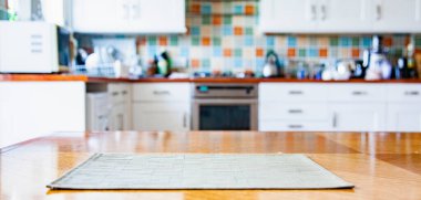 Mutfağın içi bulanık. Masada peçete var.