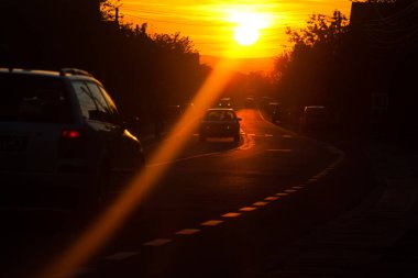 Güzel günbatımında araba trafiği