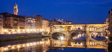 Ponte Vecchio Akşamları Arno nehri üzerinde, Floransa, İtalya