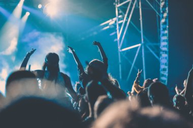 Konserde tezahürat yapan kalabalık - müzik festivali