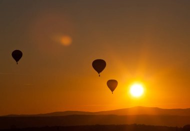 Günbatımında sıcak hava balonları - özgürlük ve macera konsepti