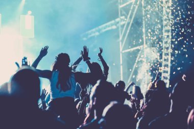 Konserde tezahürat yapan kalabalık - müzik festivali