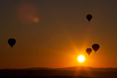 Günbatımında sıcak hava balonları - özgürlük ve macera konsepti