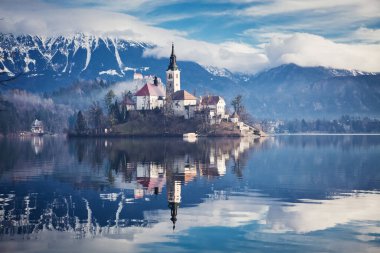 Bled Lake, Island, Church and Castle with Mountain Range 'da (Stol, Vrtaca, Begunjscica) Arka planda, Slovenya, Avrupa