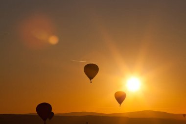 Günbatımında sıcak hava balonları - özgürlük ve macera konsepti