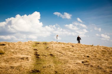 Tepelerde yürüyüş yapan bir adam