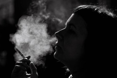 Sigara içen kadın - sigara karşıtı kampanya