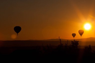 Günbatımında sıcak hava balonları - özgürlük ve macera konsepti
