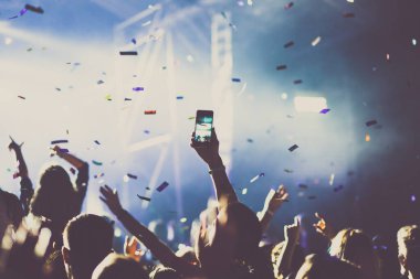 Konserde alkış tutan kalabalık ve düşen konfeti - müzik festivali