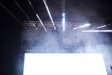 Fotokopi alanı ve sahne ışıkları olan boş beyaz tahta - müzik festivali afişi