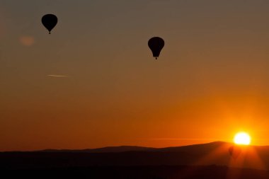 Günbatımında sıcak hava balonları - özgürlük ve macera konsepti